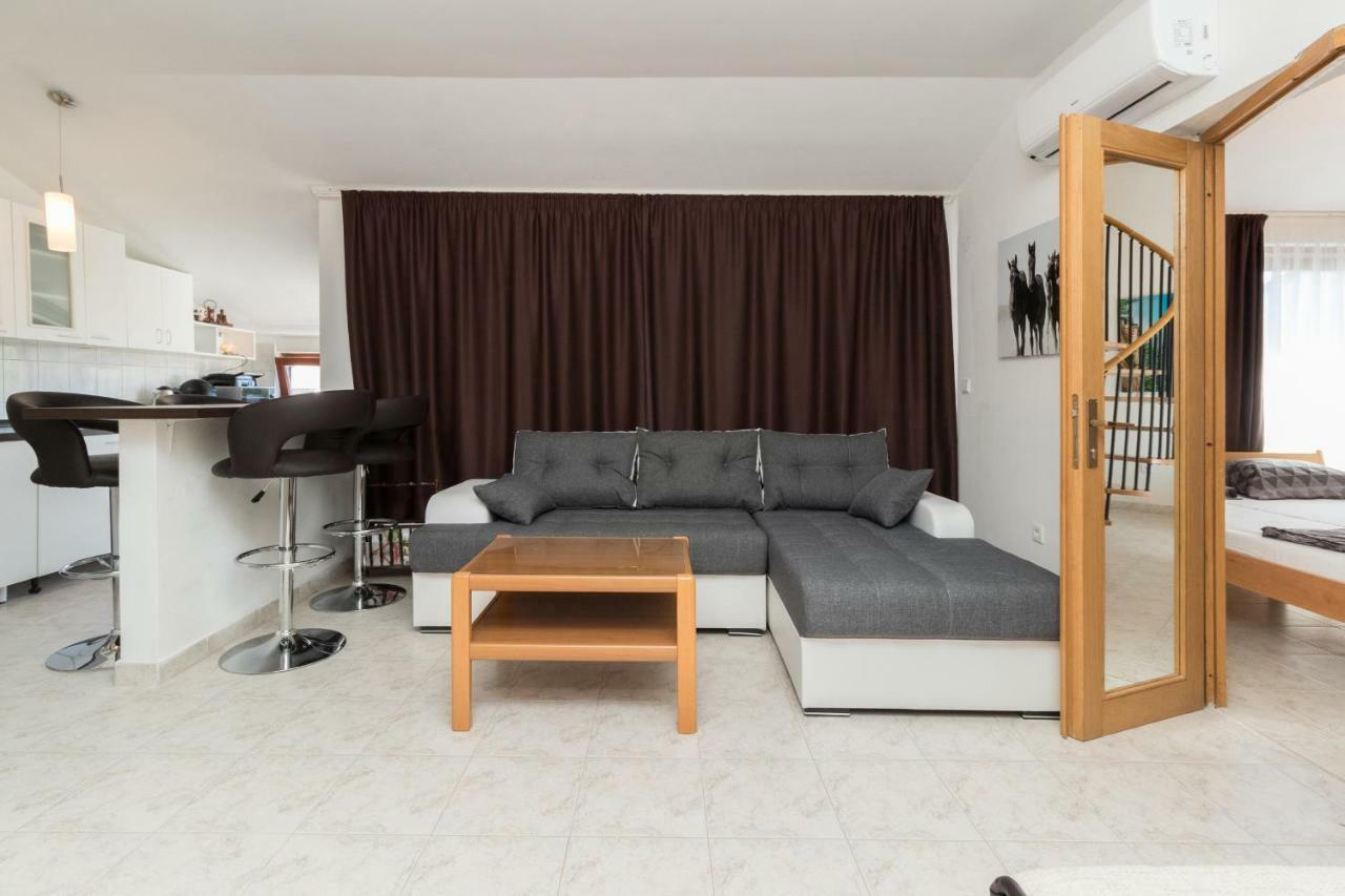 Rooms & Apartments Hegic Zara Esterno foto