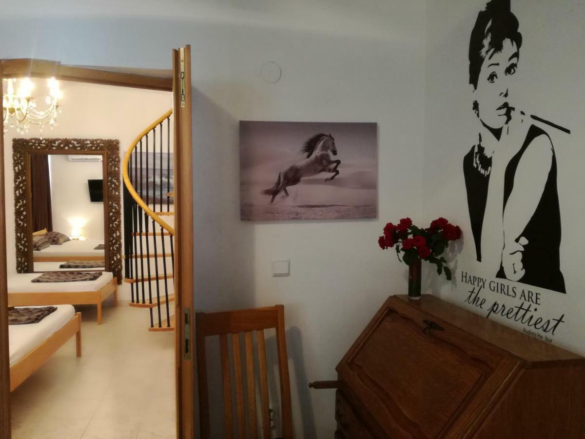 Rooms & Apartments Hegic Zara Esterno foto